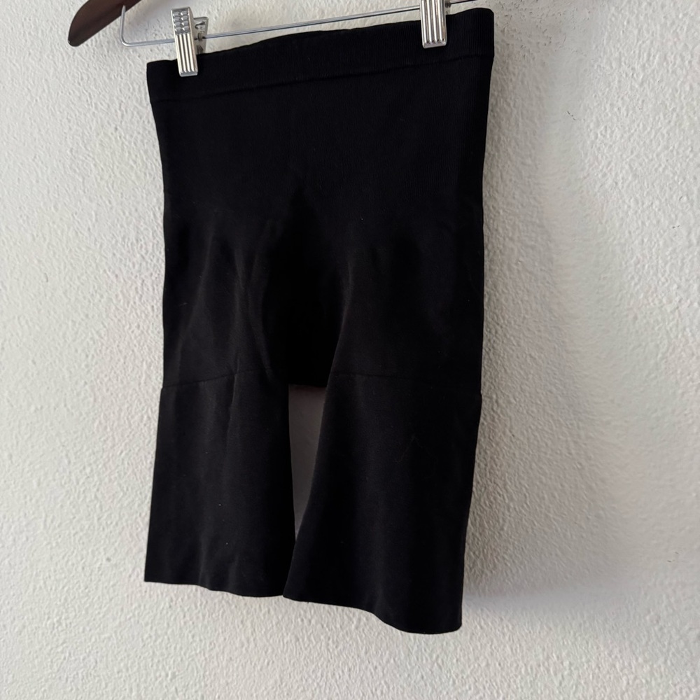 Spanx Mid Thigh Shaper Support Shorts Medium Black Classic Minimalist Lingerie - Picture 3 of 7